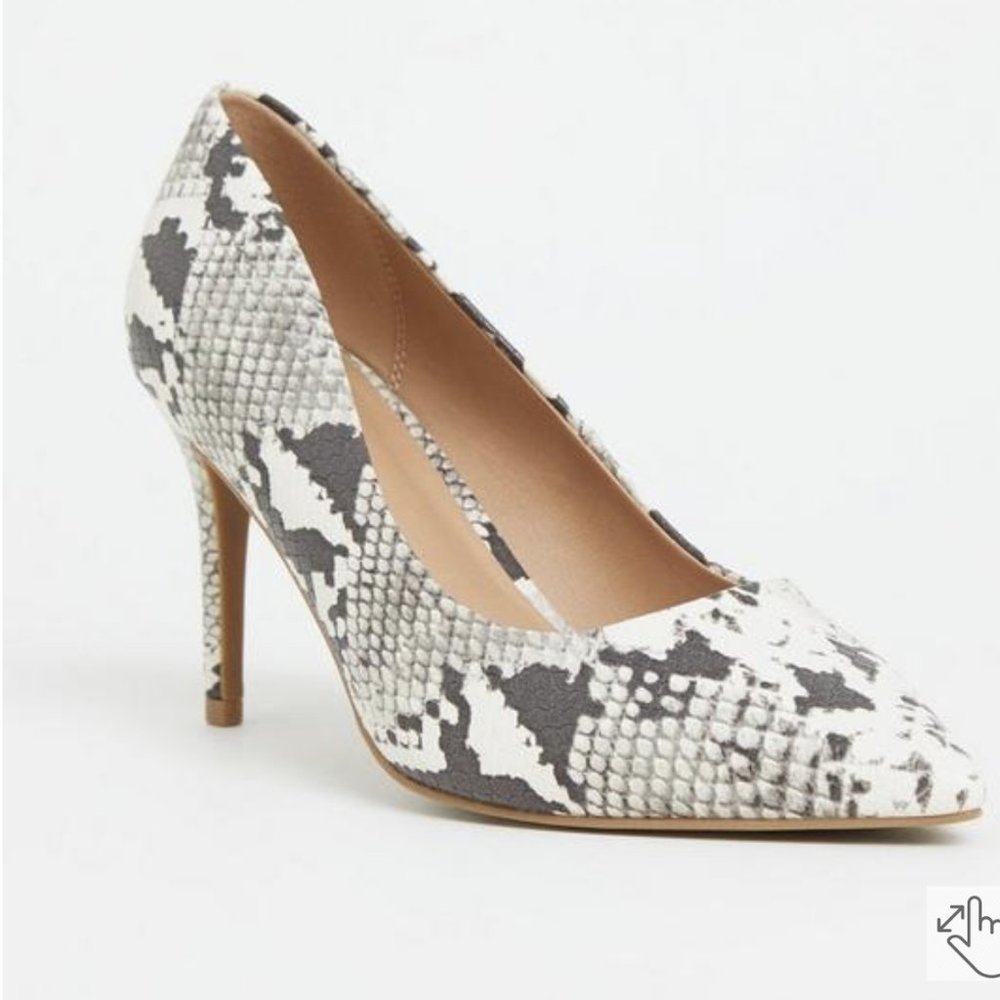 8 1/2W SNAKESHIN CLOSED TOE PUMPS (FREE SHIPPING)